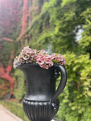 vas med blommor