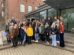 Gruppfoto Kiel studenter utanför LUX