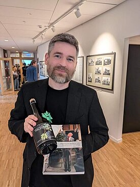 en man håller en bok