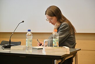 kvinna vid skrivbord