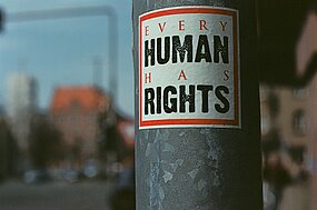 Bild Human Rights etikett på stolpe